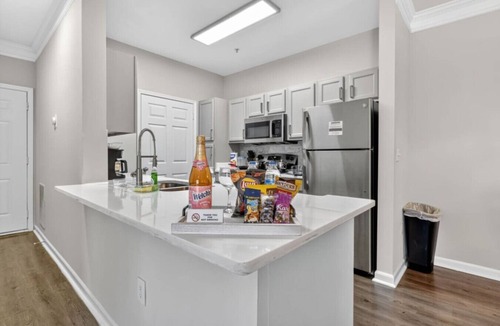 State Park Apartment | Poolside 3BR*5 Star Amenities*Near Prisma+Lex Hosp