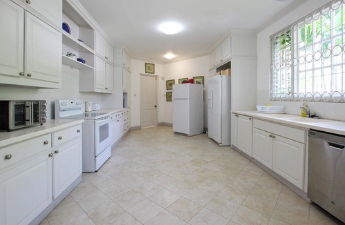 Sandy Lane Apartment | Poolside 3BR Apt near beach | Andy's