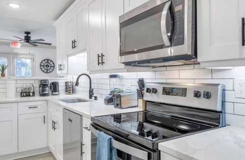 Tulane - Gravier Hotel | Poolside Bliss! Fun-Filled 7BR Stay near City Park