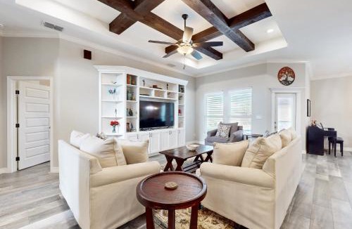 Flour Bluff House | Poolside Chic by the Beach