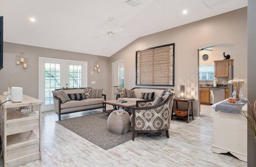 Lynnhaven House | Poolside Chic Escape - 2/2 + Workspace, Pool House in The Village of Lynnhaven