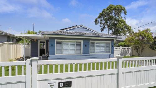 Berkeley Vale House | Poolside Family Retreat By Holidayco