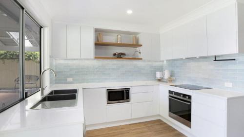 Berkeley Vale House | Poolside Family Retreat By Holidayco