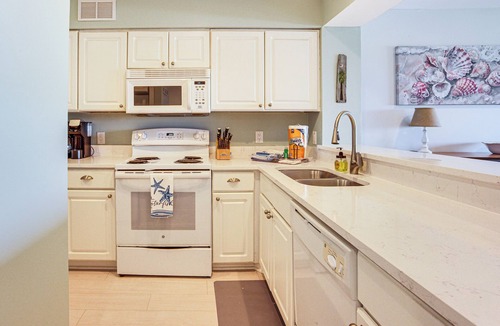 Beaufort Apartment | Poolside Fun & Ocean Strolls: Harbor Island Haven!