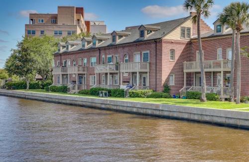Southbank House | Poolside Fun! Waterfront Gem Near San Marco Square