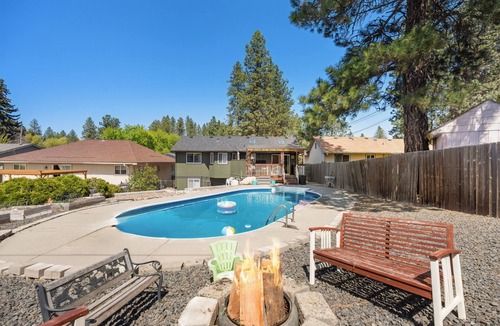 Lincoln Heights House | Poolside Getaway with Spacious Outdoor Living & 6 Cozy Beds!