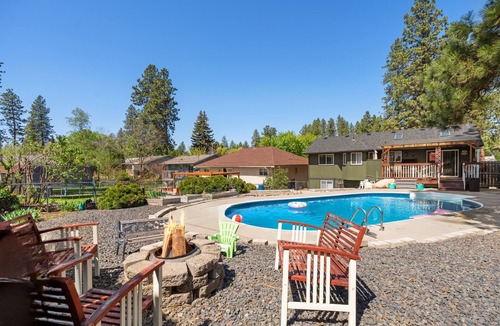 Lincoln Heights House | Poolside Getaway with Spacious Outdoor Living & 6 Cozy Beds!