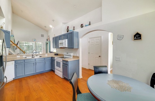 Westbury House | Poolside Lounge & Theme Park Fun: Davenport Home