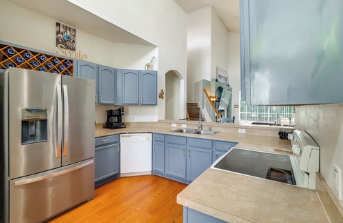 Westbury House | Poolside Lounge & Theme Park Fun: Davenport Home