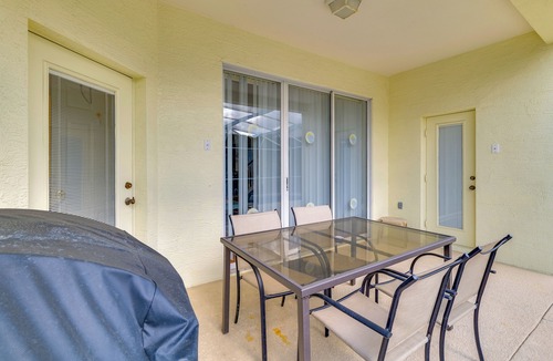 Westbury House | Poolside Lounge & Theme Park Fun: Davenport Home