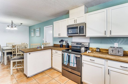 Gulf Breeze Villa | Poolside Oasis: 7 Mi to Pensacola Beach Boardwalk!