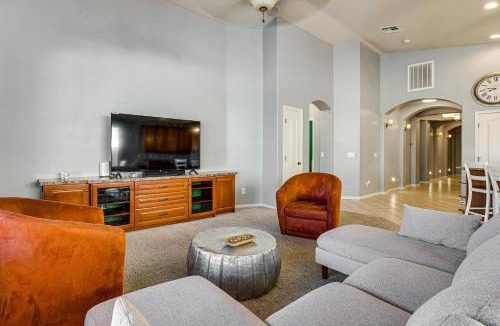 Copper Leaf House | Poolside Oasis: Group-Friendly Getaway in Phoenix!