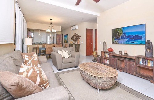 Zazil-ha Apartment | Poolside Oasis | BBQ | steps to beach & 5th avenue