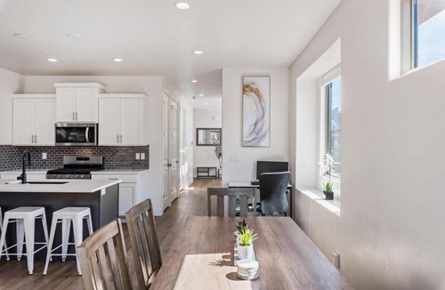 St. George Apartment | Poolside Palisades