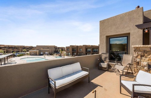 St. George Apartment | Poolside Palisades