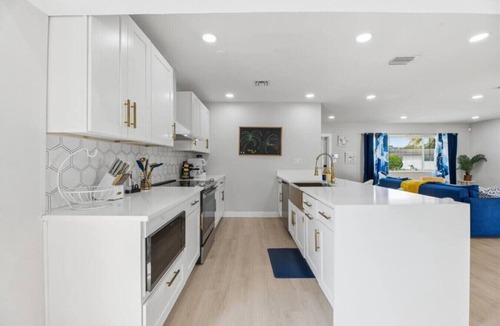 Central Fort Lauderdale House | Poolside Paradise | Near Beach & Downtown