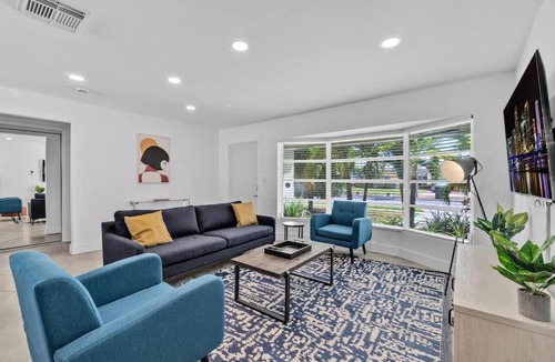 North Lauderdale House | Poolside Paradise in North Lauderdale