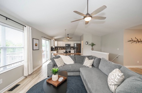 Walton House | Poolside Paradise Near the Ark – Modern 5 BDR in Quiet Neighborhood