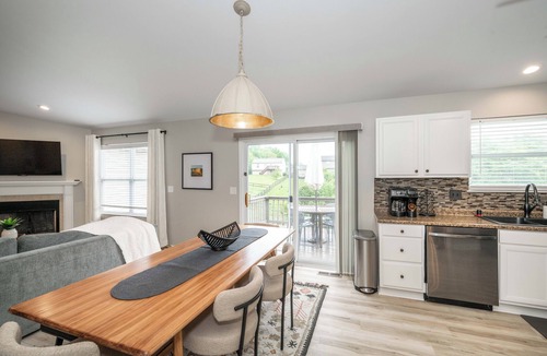 Walton House | Poolside Paradise Near the Ark – Modern 5 BDR in Quiet Neighborhood
