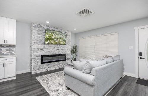 South Gate Ridge House | Poolside Paradise