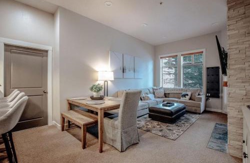 Salt Lake Mountain Resorts House | Poolside Pines Suite
