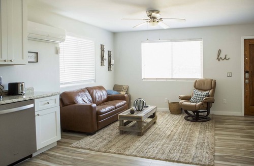 Ironwood Apartment | Poolside Relaxation: Couple's Retreat in Peoria!