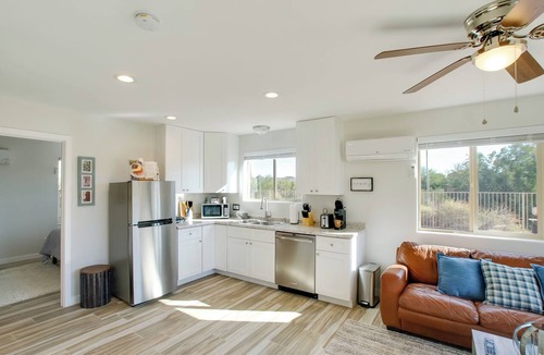 Ironwood Apartment | Poolside Relaxation: Couple's Retreat in Peoria!