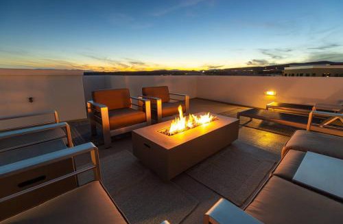 Washington House | Poolside Retreat for 20 Spa