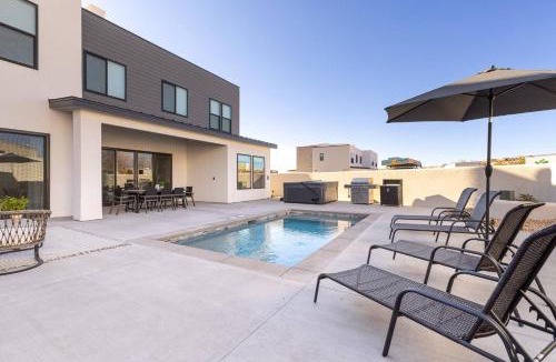 Washington House | Poolside Retreat for 20 Spa