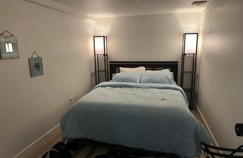 Saanich East House | Poolside Shared Suite - Private Queen Room with Heated Pool