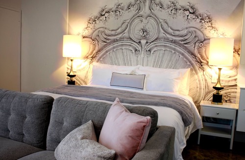 Highgate Apartment | Poolside Suite - Haven on the Park