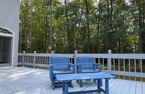 Mayfield House | Poolside Tranquility