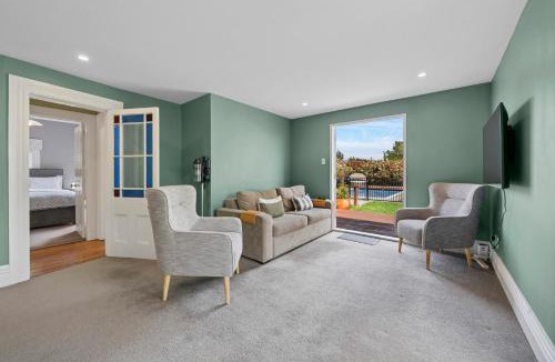 Martinborough House | Poolside Villa on Dublin - Martinborough Retreat