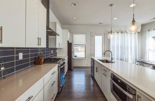 Sugar Creek House | *PoolTable * 15 Mins to Uptown & DT * King Bed!