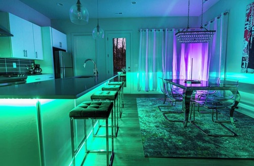 Sugar Creek House | *PoolTable * 15 Mins to Uptown & DT * King Bed!