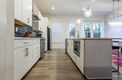 Sugar Creek House | *PoolTable * 15 Mins to Uptown & DT * King Bed!