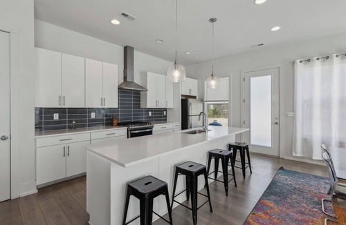 Sugar Creek House | *PoolTable * 15 Mins to Uptown & DT * King Bed!