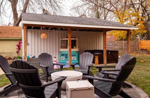 Highland Square House | PoolTable - Hot Tub - FirePit - Games - Bunk Slide - Wet Bar