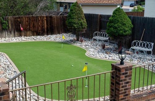 South Westminster House | Pop Art Speakeasy Karaoke Mini Golf Hot Tub & Pool