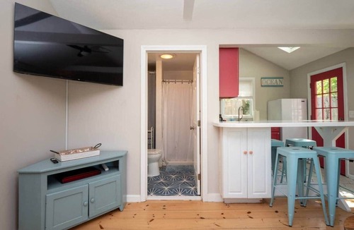 Middletown House | Pop, Bubble, and sun-drenched Cutie Cottage!