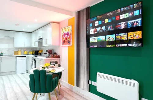 Hatfield Apartment | PopArt Studio CITY CENTRE SAUNA BALCONY, PRIVATE PARKING, WIFI NETFLIX- HAVEN4u