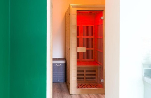 Hatfield Apartment | PopArt Studio CITY CENTRE SAUNA BALCONY, PRIVATE PARKING, WIFI NETFLIX- HAVEN4u