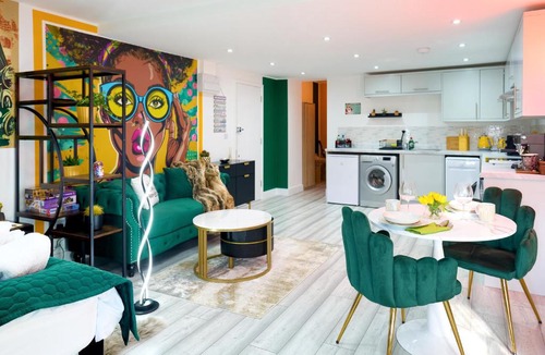 Hatfield Apartment | PopArt Studio CITY CENTRE SAUNA BALCONY, PRIVATE PARKING, WIFI NETFLIX- HAVEN4u