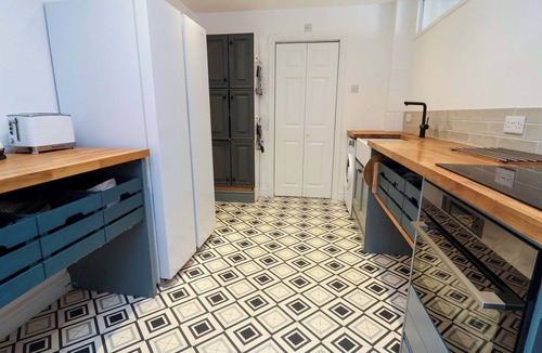Chester Cottage | POPLAR FARM STUDIO, pet friendly, with hot tub in Aldford