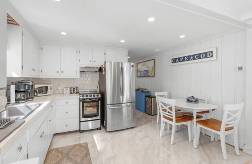 Popponesset House | Popponesset, 2 beds, sleeps 4, A/C, 5 house walk to beach