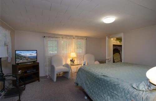 Pisgah Forest House | Pops Place · Pops Place on a Fishing Pond, Rustic, Cabin Experi