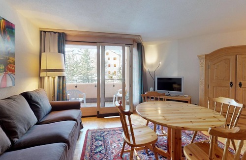 Celerina-Schlarigna Apartment | Popular apartment house centrally located in Celerina.