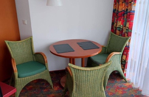 Hillstett Apartment | Popular balcony flat on the golf course