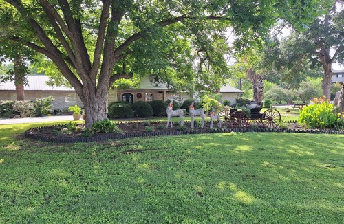 Seguin House | Popular large river home pool, pickelball, basketball, volleyball, nice area