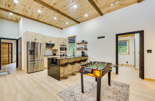 Thornton House | Porch & 1-Acre Yard: White Mountains Hideaway